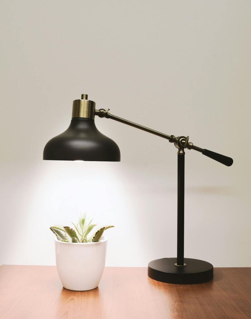Sfeervolle verlichting in een rustige woonkamer