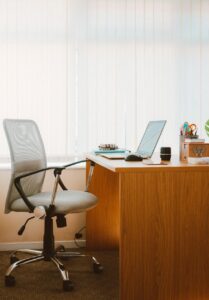Comfortabele werkplek thuis met ergonomische stoel