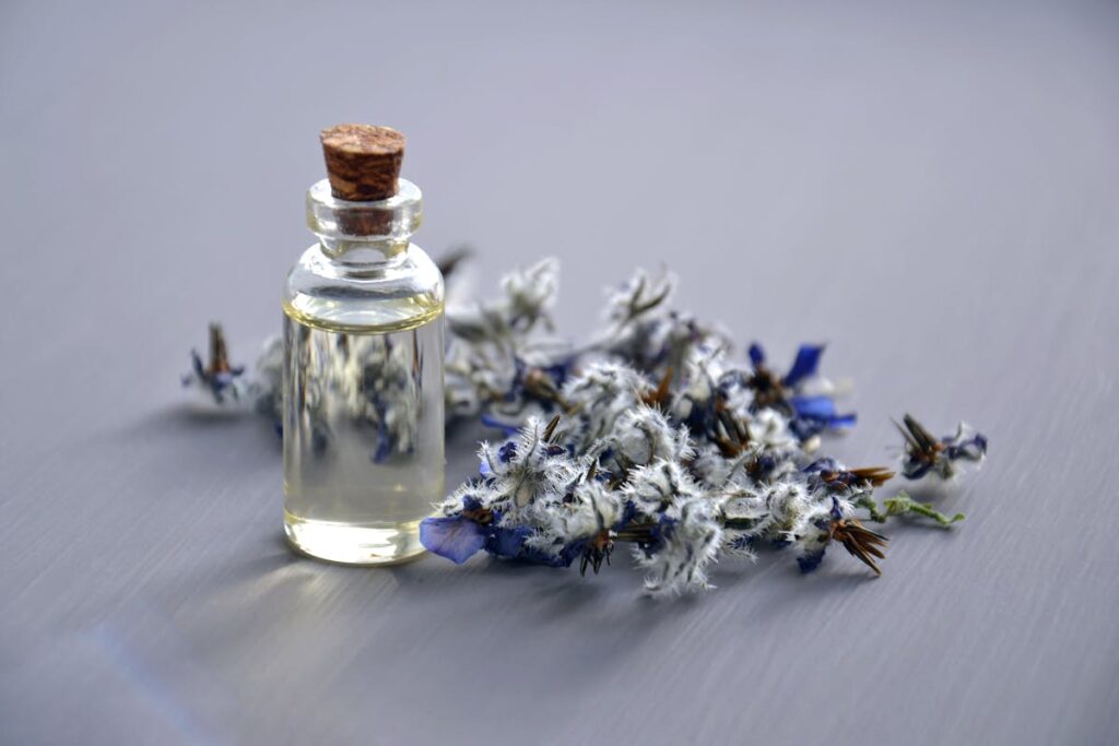Etherische oliën en diffuser voor aromatherapie thuis