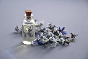 Etherische oliën en diffuser voor aromatherapie thuis